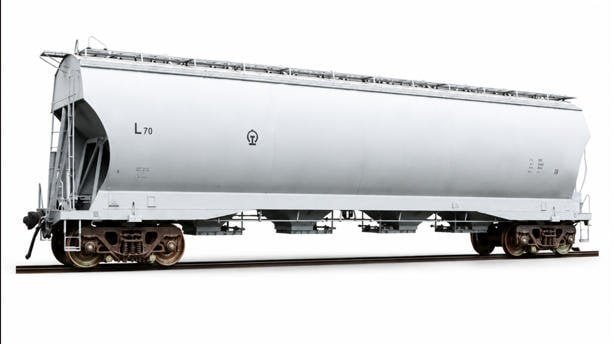 Covered grain hopper car with roof loading hatches